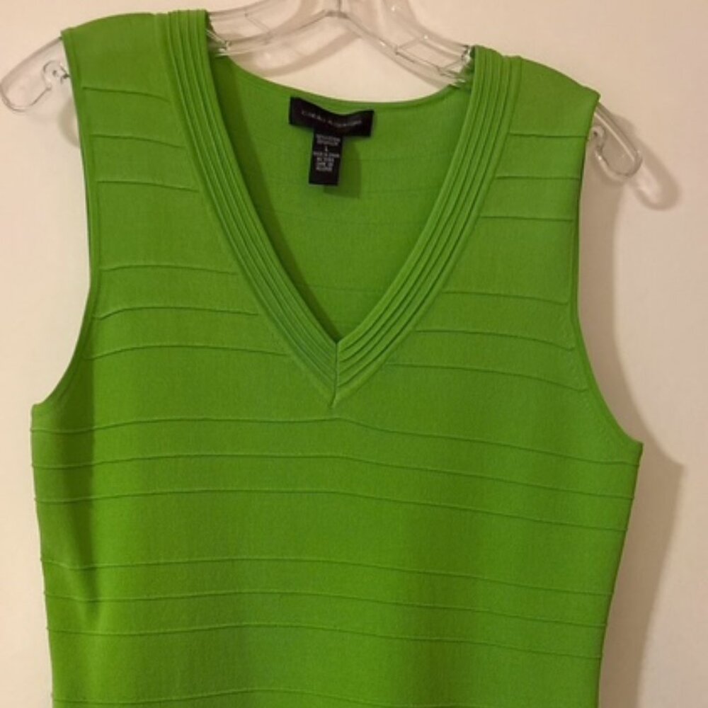 Bright green v-neck ribbed Cable & Gauge sleeveless sweater, Ladies size Large